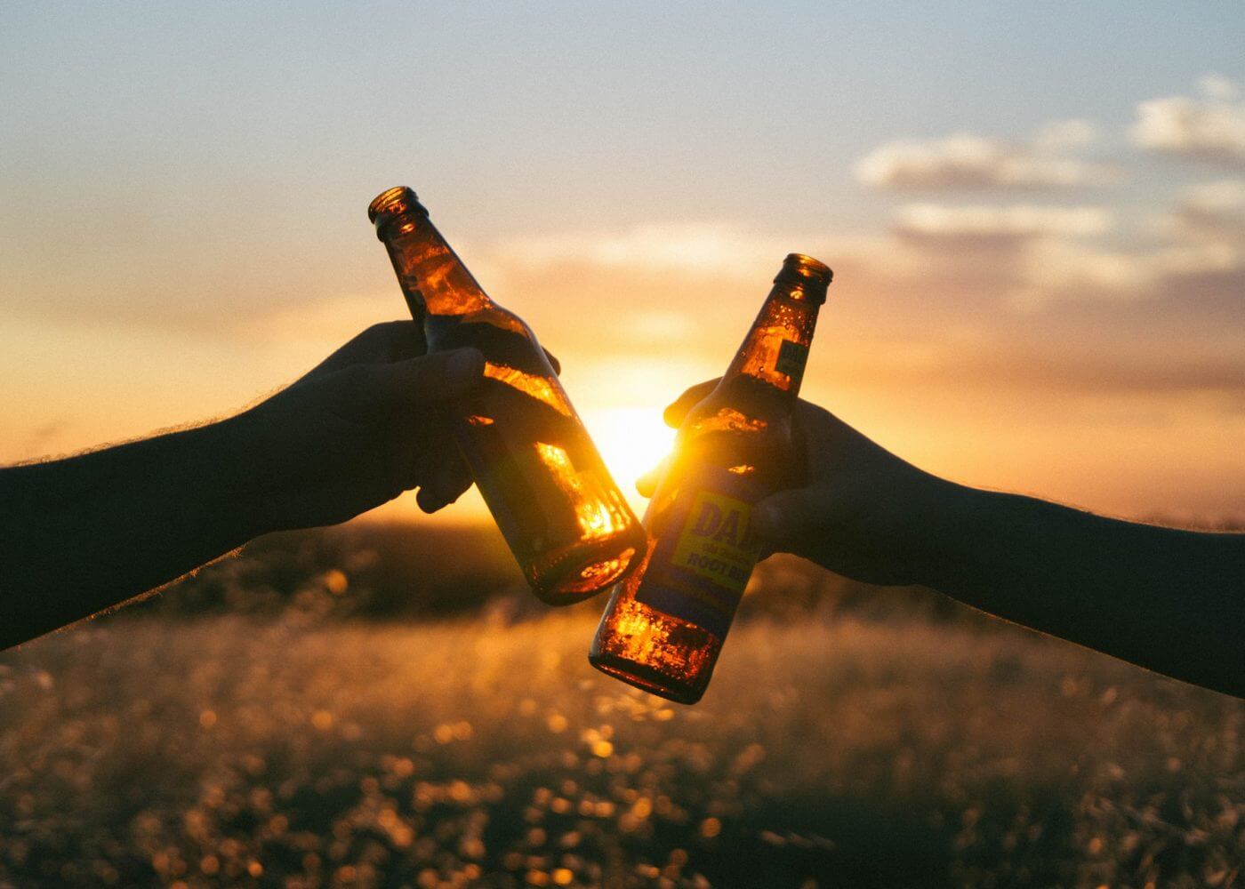 amis trinquant a la biere couche de soleil