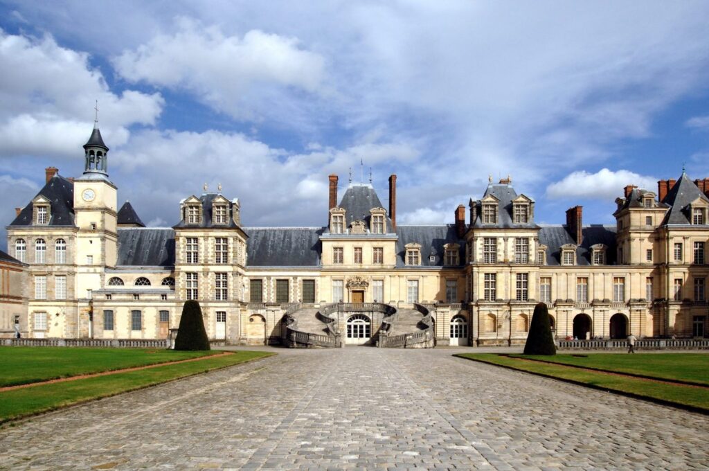 Cour dhonneur ®Chateau de Fontainebleau x