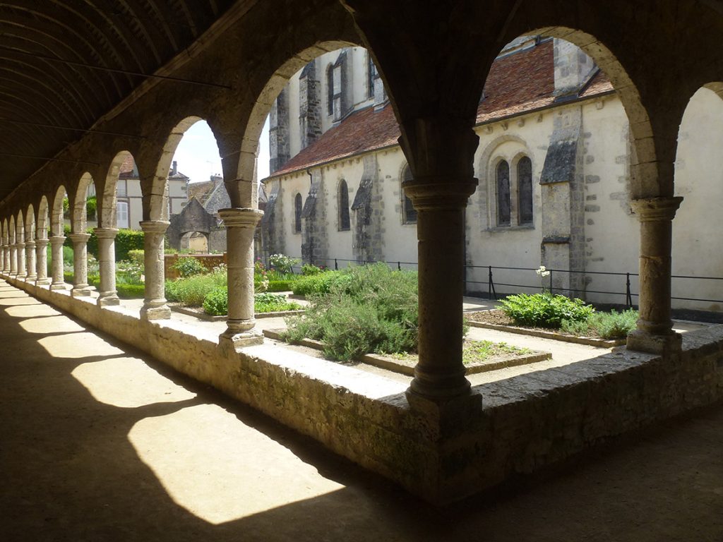 Donnemarie Dontilly galeries du cloitre jardin medieval x