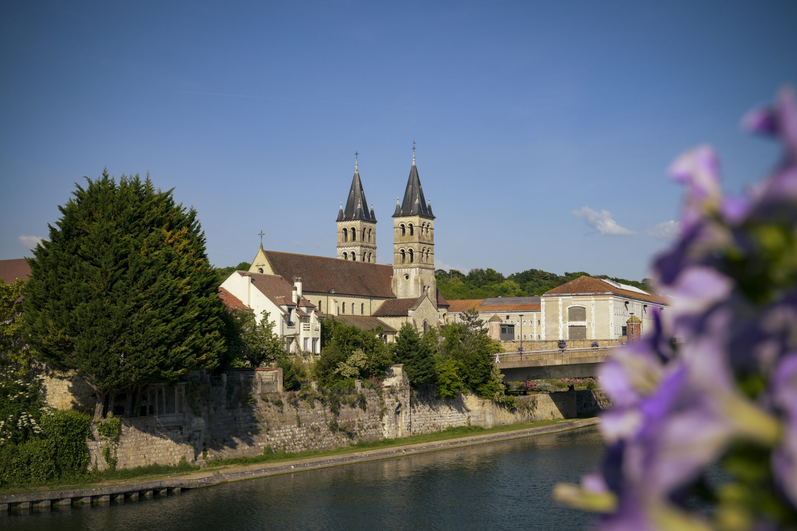 Vue sur l'église Collégiale Notre-Dame de la ville de Melun en Seine et Marne en France