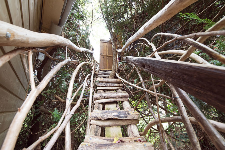 La cabane sur pilotis et nid perché