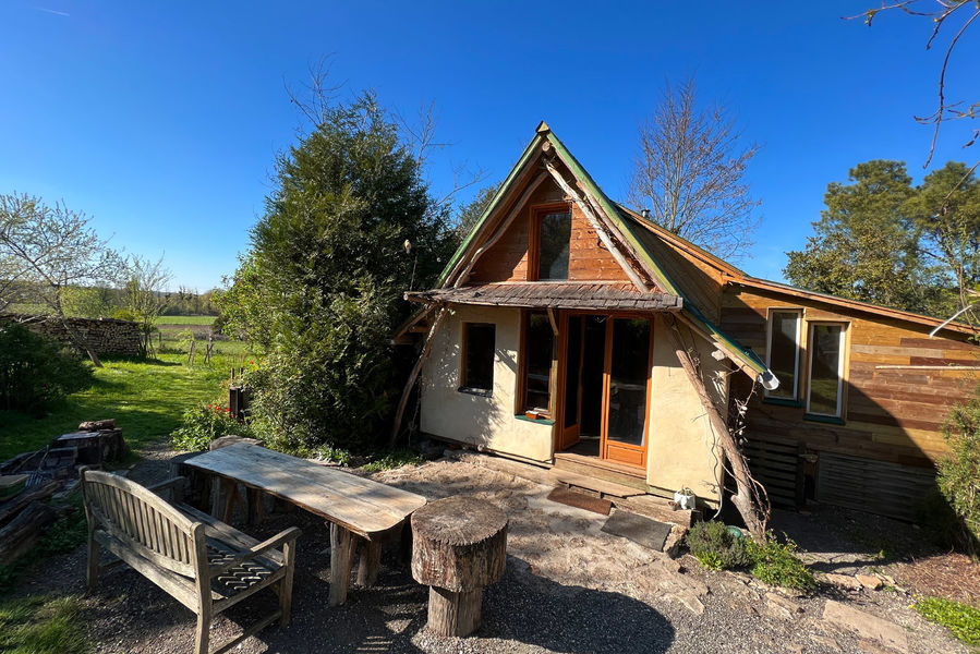 La cabane sur pilotis et nid perché