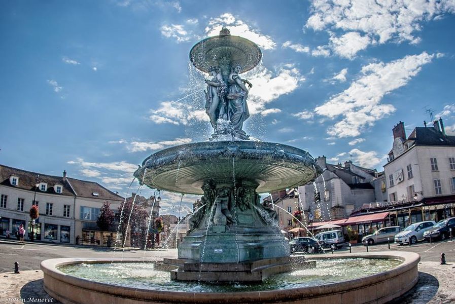 La fontaine et la place Saint-Jean