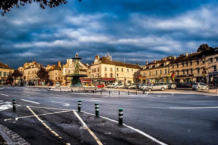 La fontaine et la place Saint-Jean