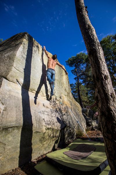 Initiation à l'escalade de bloc en forêt