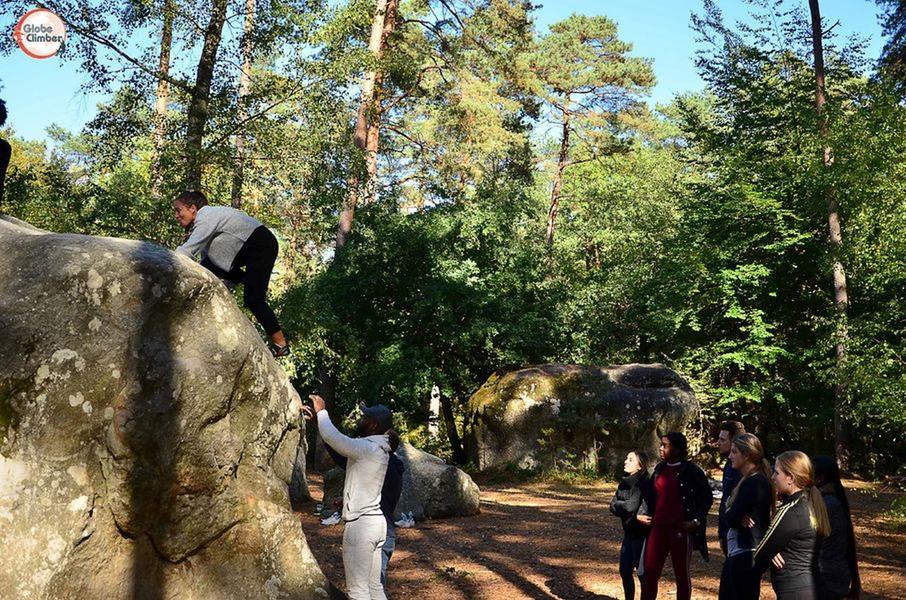 Séance d'escalade de bloc en forêt