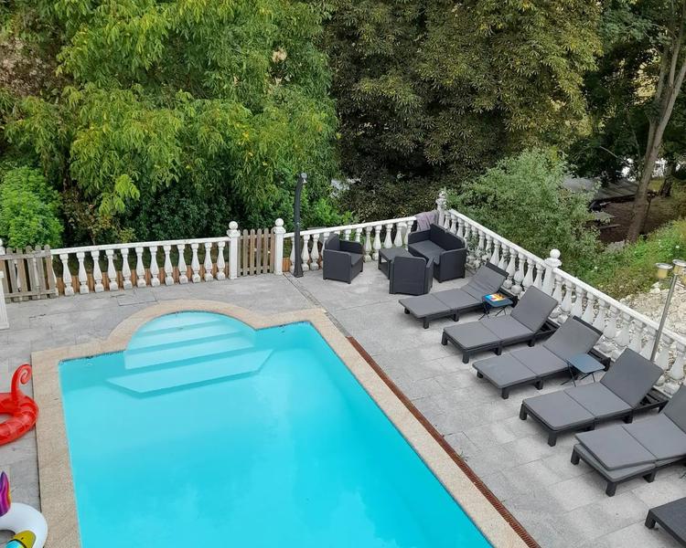 Cabane insolite et jacuzzi au bord de l'Yerres