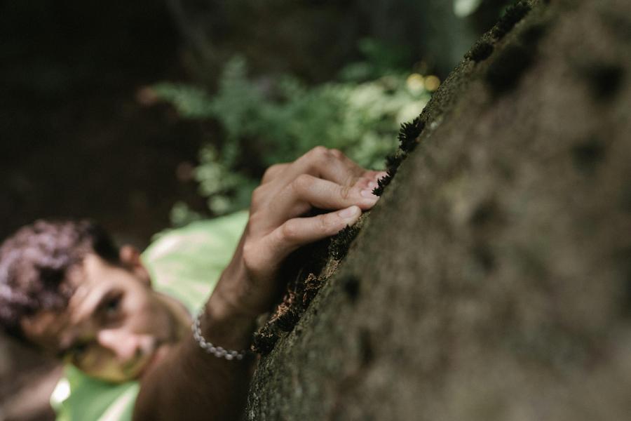 Initiation à  l'escalade de bloc en forêt