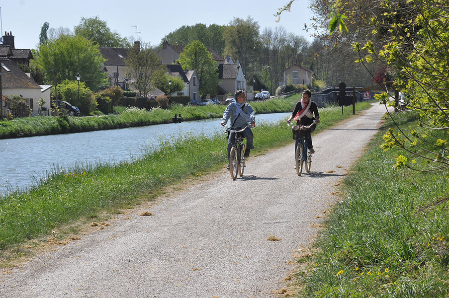 Balade au bord de l'eau, le long du canal du Loing