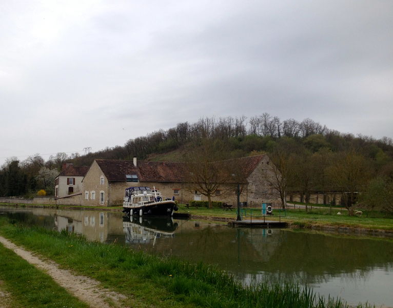 Balade au bord de l'eau, le long du canal du Loing