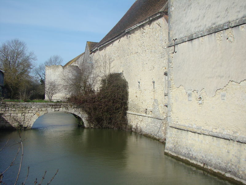 Le château et ses douves