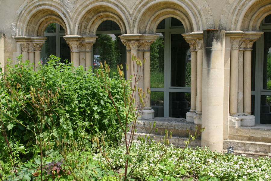 Vestiges de l'abbaye royale de Chelles