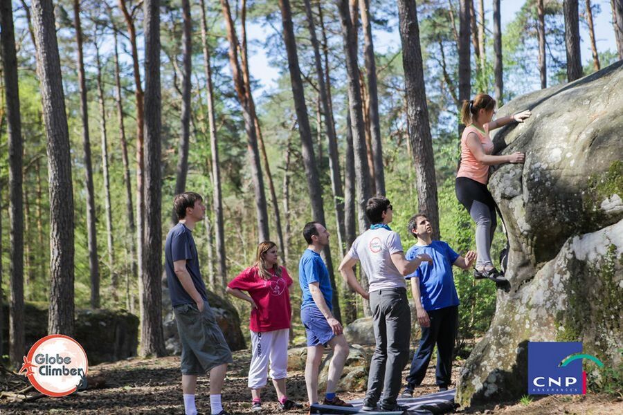 Séance d'escalade de bloc en forêt