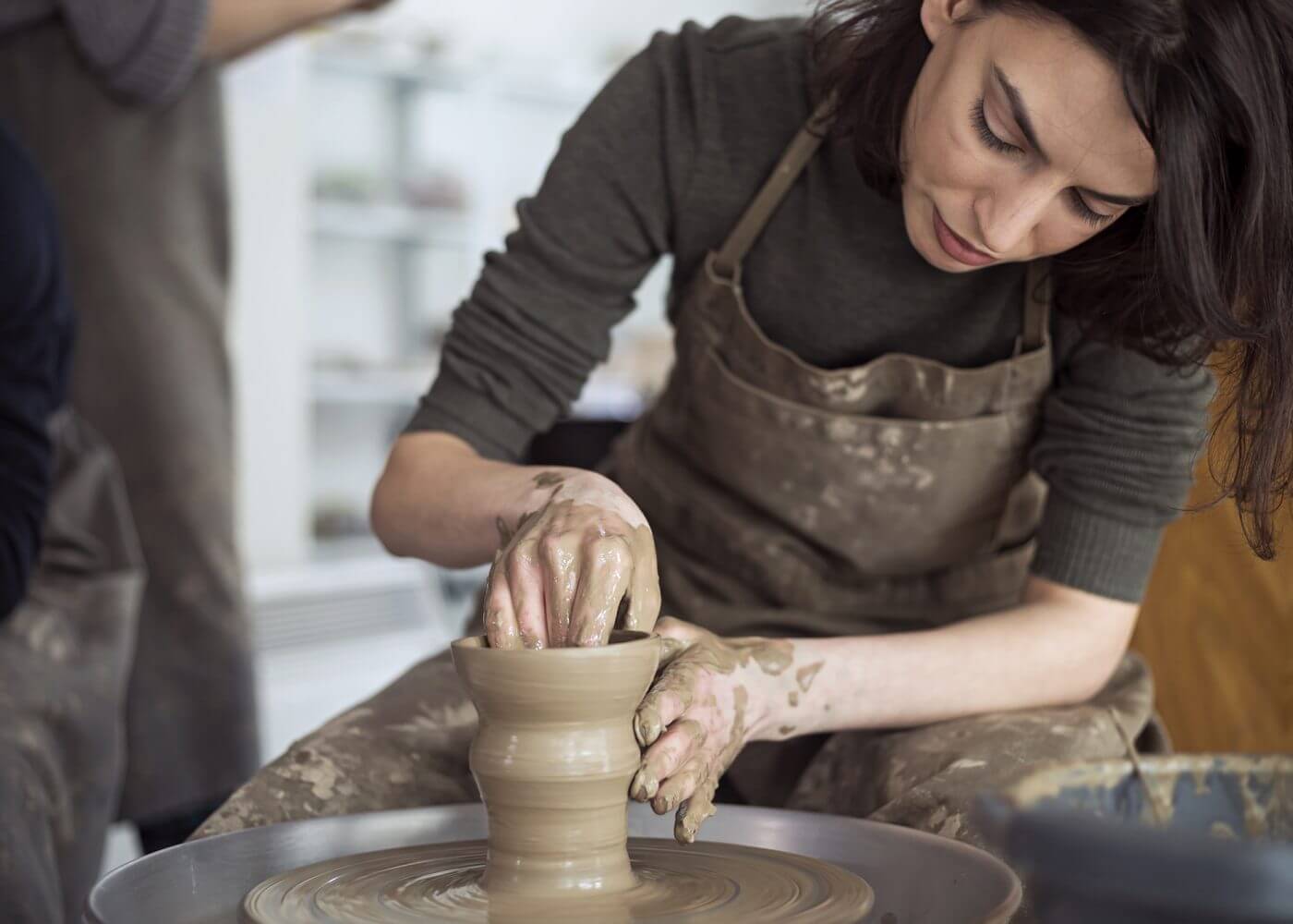 femme qui fait de la poterie