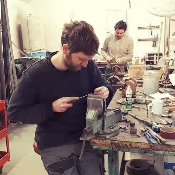 homme qui fabrique un couteau